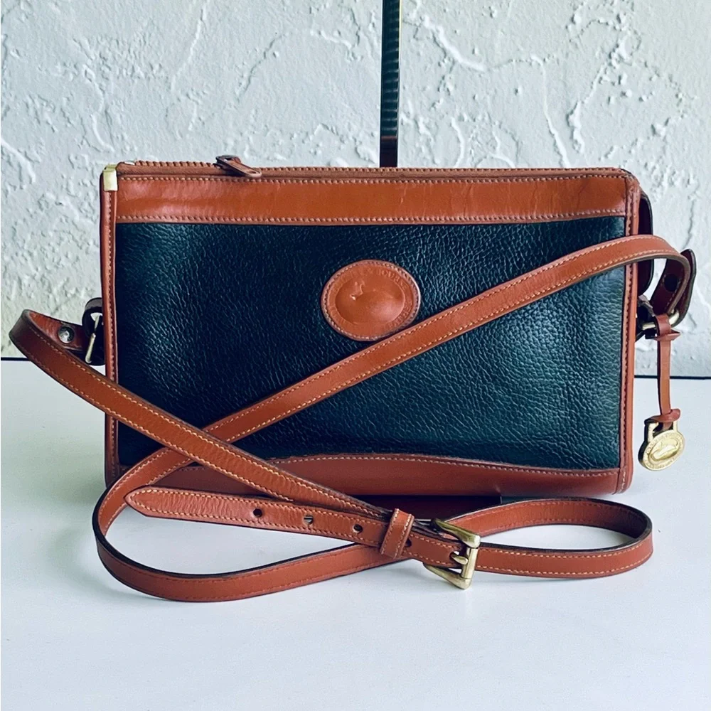 VINTAGE DOONEY & BOURKE BLACK TAN CLUTCH CROSSBODY BAG ADJUSTABLE STRAP - Picture 16 of 16